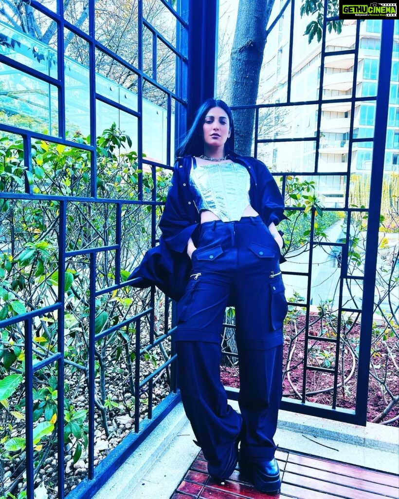 Shruti Haasan Instagram - 🐟 💎🖤 In @cilvrstudio styled by @profanayty