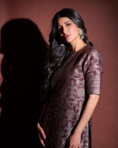 Shruti Haasan Instagram - 🤎🧱🍂 

Suit set @payalkhandwala

Earrings @sangeetaboochra @tinkara.retail

Stylist @neeraja.kona

Asst stylist @manogna_gollapudi
Hair @noori_hairstylist 
Makeup @prakatwork 
Photographer @kalyanyasaswi