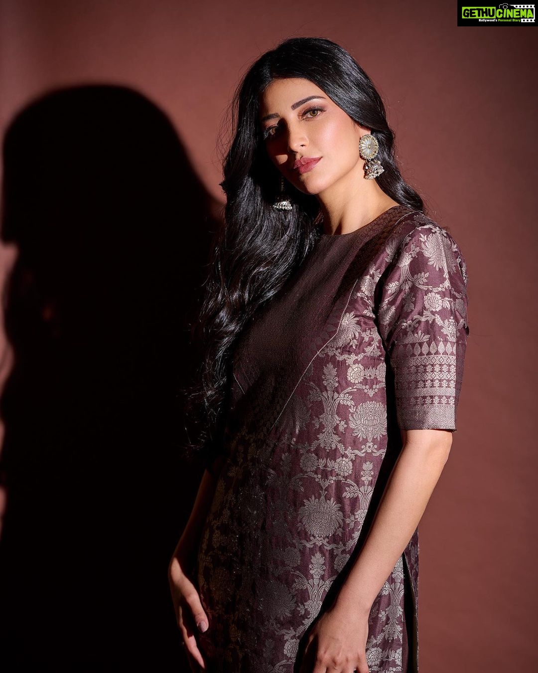Shruti Haasan - 1 Million Likes - 🤎🧱🍂
Suit set @payalkhandwala
Earrings @sangeetaboochra @tinkara.retail
Stylist @neeraja.kona
Asst stylist @manogna_gollapudi
Hair @noori_hairstylist
Makeup @prakatwork
Photographer @kalyanyasaswi