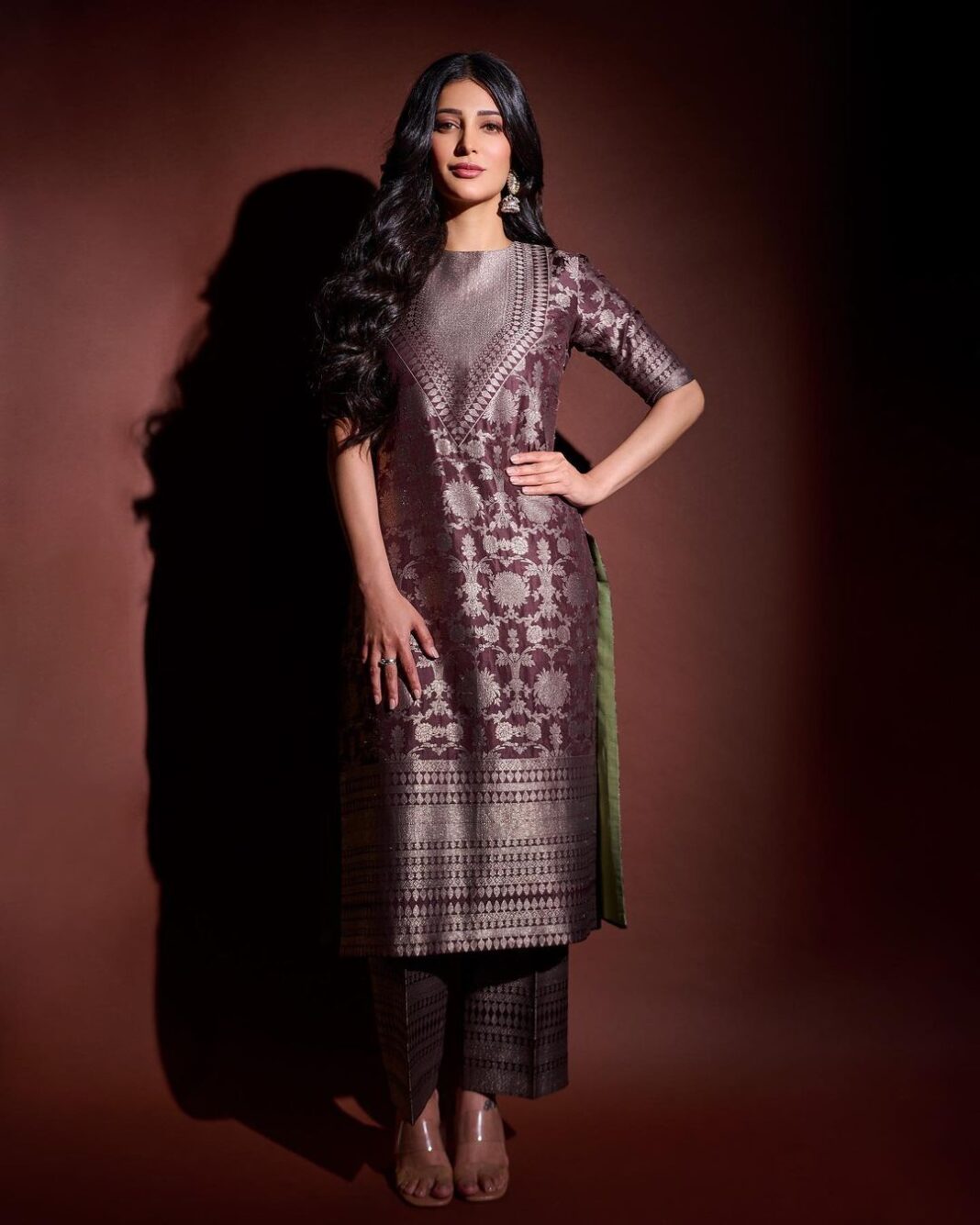 Shruti Haasan Instagram - 🤎🧱🍂 Suit set @payalkhandwala Earrings @sangeetaboochra @tinkara.retail Stylist @neeraja.kona Asst stylist @manogna_gollapudi Hair @noori_hairstylist Makeup @prakatwork Photographer @kalyanyasaswi
