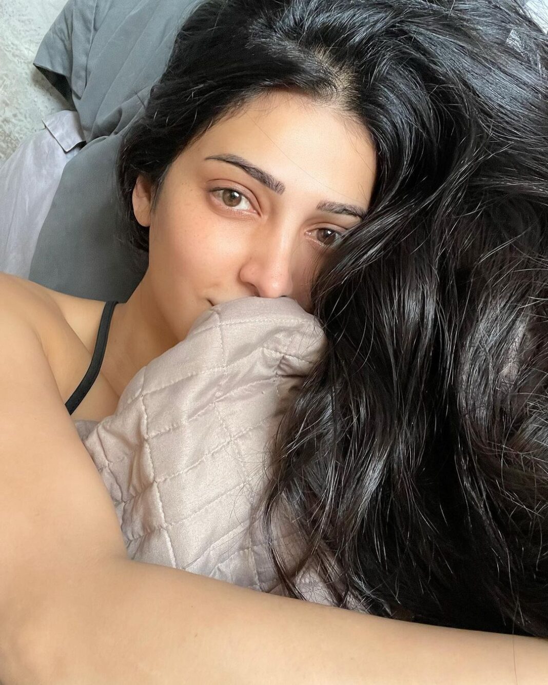 Shruti Haasan Instagram - I woke up this birthday blessed and happy and grateful beyond words for the life and love I have … every year I make a wish when I blow out my candles and this year instinctively I just wanted a wish for all of us to be happy literally everyone getting what they truly need - and I guess that’s what they meant about getting older and wiser 🤣 you soon realise that you are made up of the energy and world around you and you aren’t this solo warrior all the time .. I’m truly thankful for the beauty of the brilliant souls around me 🧿 on my birthday my wish for you is that you are seen that you are heard and that you are loved for the unique and lovely person you are