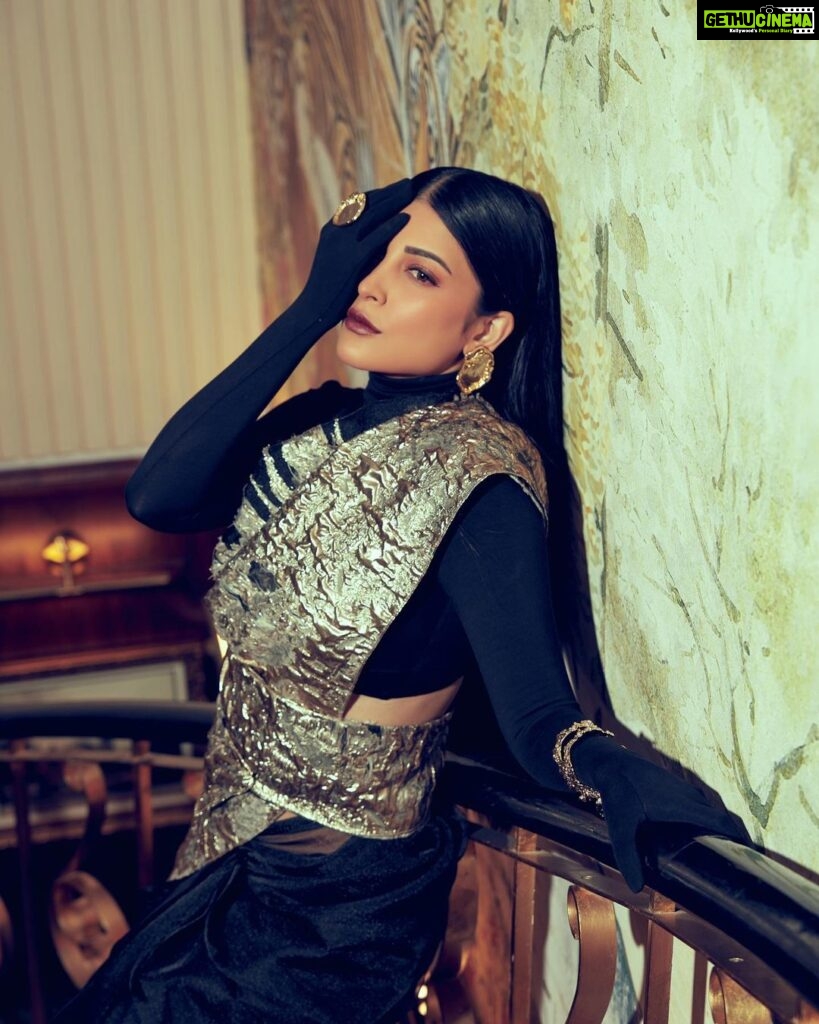 Shruti Haasan Instagram - 🖤🧿🌙 Styled by @profanayty Assisted by @whyshestyled Wearing @korvaiindia @_huemn @studio.metallurgy 📸 @mohitbhatia91 🏨 @theclaridgesnewdelhi 💇🏻‍♀️ @noori_hairstylist