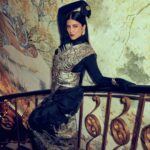 Shruti Haasan Instagram - 🖤🧿🌙 Styled by @profanayty Assisted by @whyshestyled Wearing @korvaiindia @_huemn @studio.metallurgy 📸 @mohitbhatia91 🏨 @theclaridgesnewdelhi 💇🏻‍♀️ @noori_hairstylist