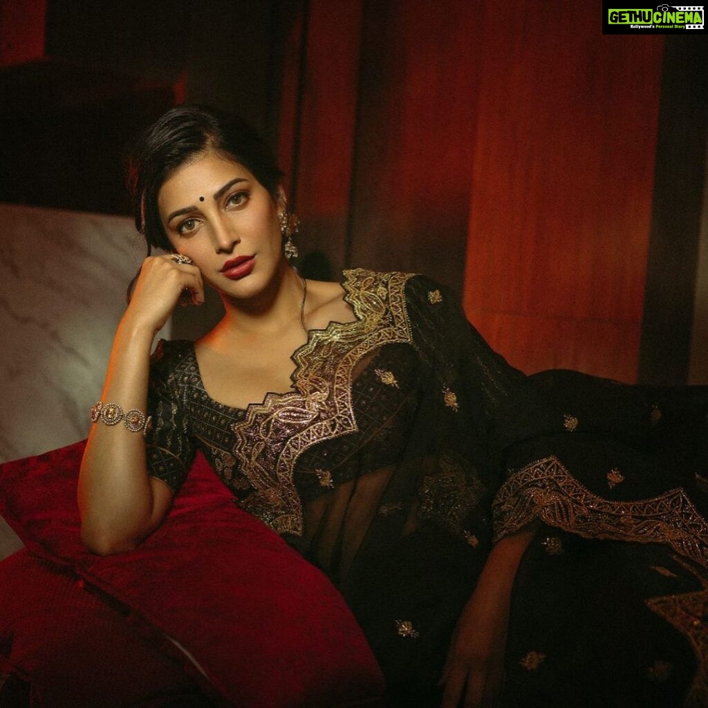 Shruti Haasan Instagram - 🖤 💋 Stylist @neeraja.kona Asst stylist @manogna_gollapudi Photographer @adrin_sequeira