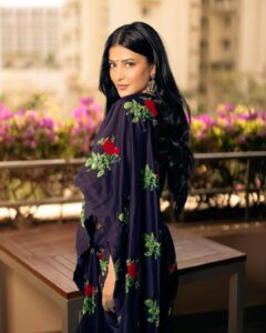 Shruti Haasan Instagram - That Chennai girl ❤️ 
.
.
.
.

Saree @labelearthen

Earrings @amrapalijewels

Stylist @neeraja.kona

Asst stylist @manogna_gollapudi 

HMU @prakatwork 

📸 @parvathamsuhasphotography