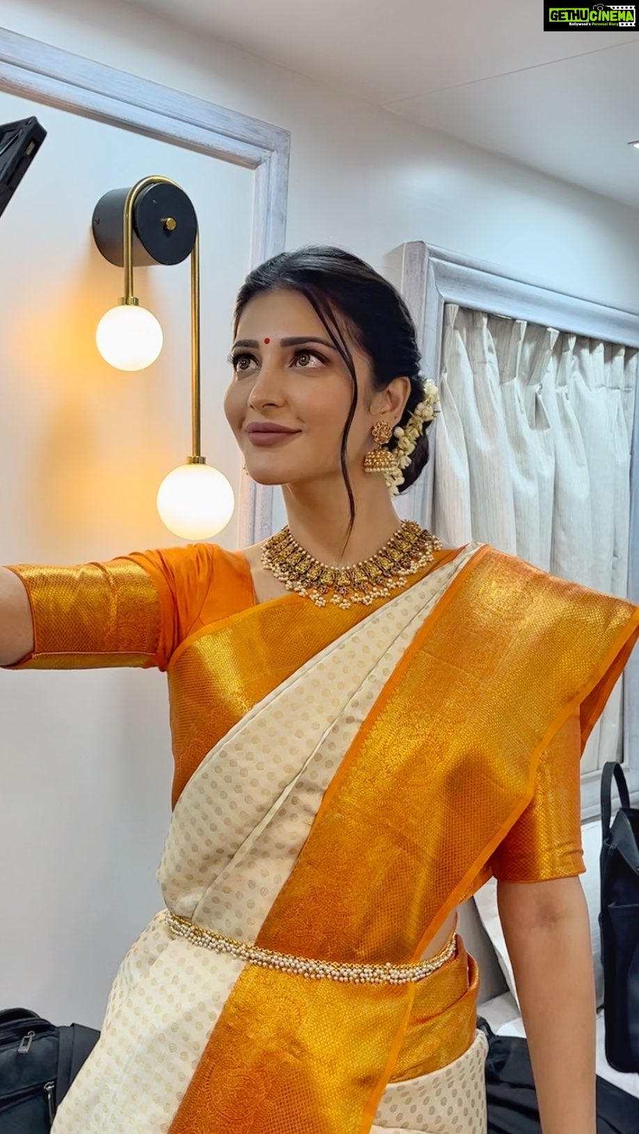 Shruti Haasan - 621.7K Likes - š§”
@shrutzhaasan
.
Makeup @devikajodhani
Hair @noori_hairstylist
Assisted @shreeyasalvi_
.
#shrutihassan #bts #celebritymakeup #makeupbydevikajodhani #celebritymakeupartist #shrutihassanedit
