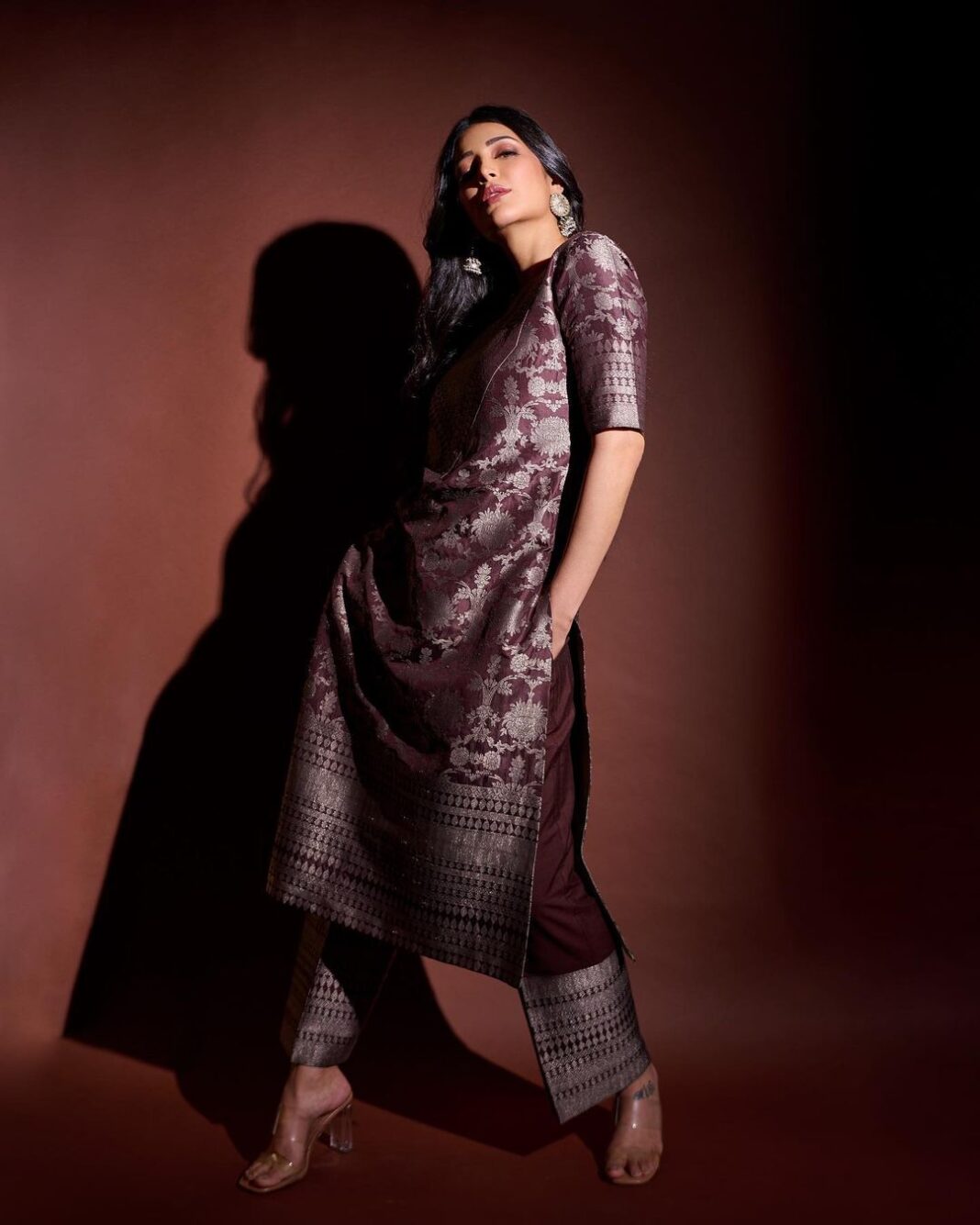 Shruti Haasan Instagram - ๐ค๐งฑ๐
Suit set @payalkhandwala
Earrings @sangeetaboochra @tinkara.retail
Stylist @neeraja.kona
Asst stylist @manogna_gollapudi
Hair @noori_hairstylist
Makeup @prakatwork
Photographer @kalyanyasaswi Shruti Haasan Instagram - ๐ค๐งฑ๐ Suit set @payalkhandwala Earrings @sangeetaboochra @tinkara.retail Stylist @neeraja.kona Asst stylist @manogna_gollapudi Hair @noori_hairstylist Makeup @prakatwork Photographer @kalyanyasaswi