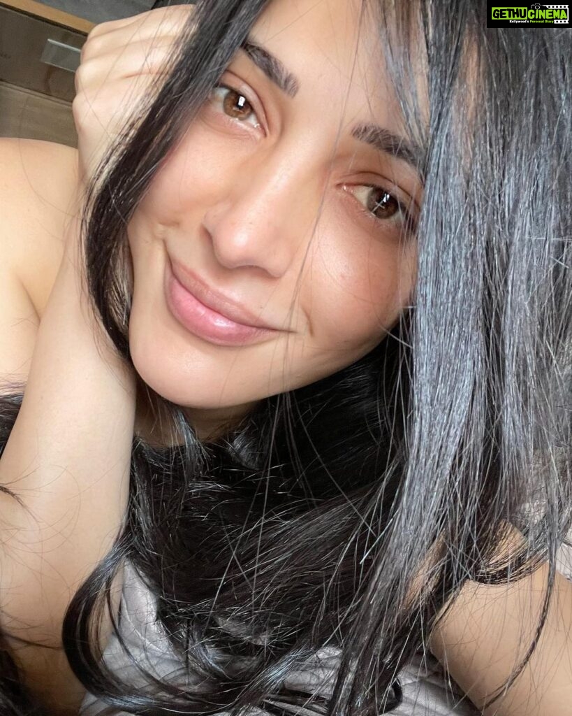 Shruti Haasan Instagram - I woke up this birthday blessed and happy and grateful beyond words for the life and love I have … every year I make a wish when I blow out my candles and this year instinctively I just wanted a wish for all of us to be happy literally everyone getting what they truly need - and I guess that’s what they meant about getting older and wiser 🤣 you soon realise that you are made up of the energy and world around you and you aren’t this solo warrior all the time .. I’m truly thankful for the beauty of the brilliant souls around me 🧿 on my birthday my wish for you is that you are seen that you are heard and that you are loved for the unique and lovely person you are
