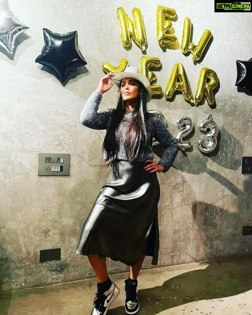 Shruti Haasan Instagram - Happy new year lovely souls … wishing this year brings you all the magic you need and want !! Sending you all love for 2023 💓🧿🖤🌟