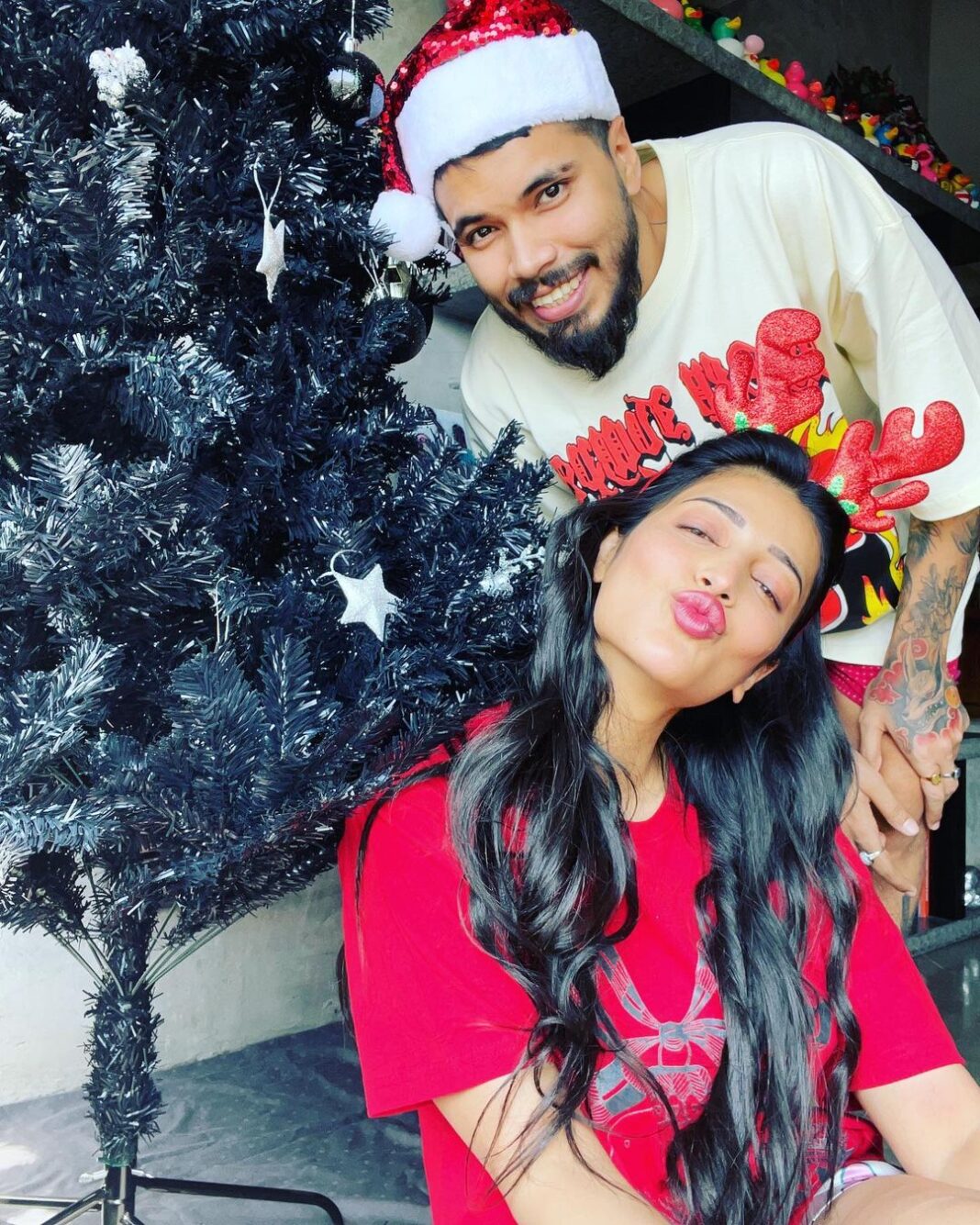 Shruti Haasan Instagram - Merry Christmas from us to you !!! We’ve had a weird x mas day putting up our black tree on Christmas Day cause we’ve both been so busy travelling and working and we are so thankful for the life we have … this x mas let’s take a second to be truly grateful for the family and friends that took us through the rough and the beautiful days ❤️🎄 merry x mas to you and yours and we send you giant squishy hugs