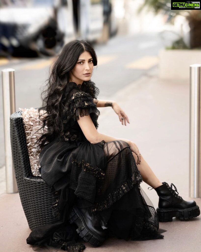 Shruti Haasan Instagram - 🖤 👁 . . . Styled by @surbhishukla In @supriamunjalatelier Hair @nicola_noviello 📸 @stefdelavega Cannes Film Festival
