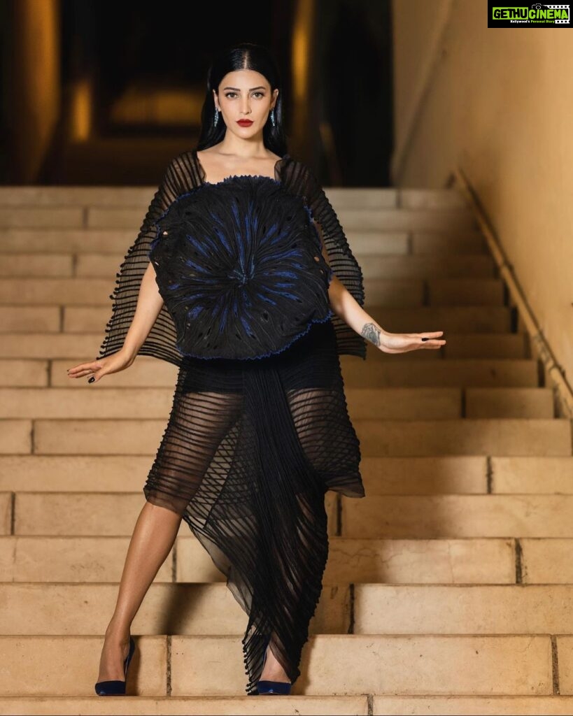 Shruti Haasan Instagram - Goth flower child … so happy to wear such a talented Indian designer @vaishalisstudio in this beautiful sustainable creation 💎🧿🖤 . . . Styled by @surbhishukla Hmu @alisamakeupbar @nicola_noviello 👠 @louboutinworld 💎 @swarovski 📸 @stefdelavega Co ordinated by @gantayyyy