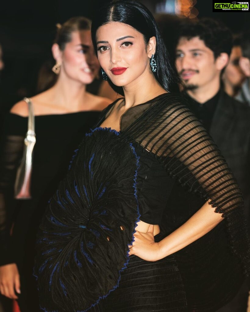 Shruti Haasan Instagram - Red carpet but always make it black ❤️🖤🧿 . . . . Styled by @surbhishukla In @vaishalisstudio 💎 @swarovski . . Hmu @nicola_noviello @alisamakeupbar 📸 @imagesdazur Cannes Film Festival