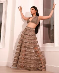 Shruti Haasan Instagram - Make it London but make it desi ⭐️💎 
.
.
.
.
👗 @jade_bymk 
💎 @swarovski @isharya @radhikaagrawalstudio 
👛 @anitadongre 
👠 @louboutinworld 

Styled by @surbhishukla 

📸 @adambrazier