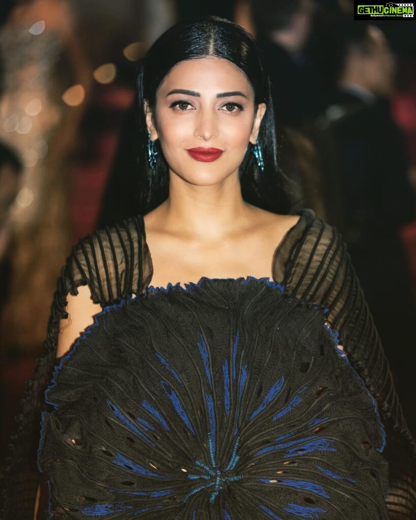 Shruti Haasan Instagram - Red carpet but always make it black ❤️🖤🧿 . . . . Styled by @surbhishukla In @vaishalisstudio 💎 @swarovski . . Hmu @nicola_noviello @alisamakeupbar 📸 @imagesdazur Cannes Film Festival