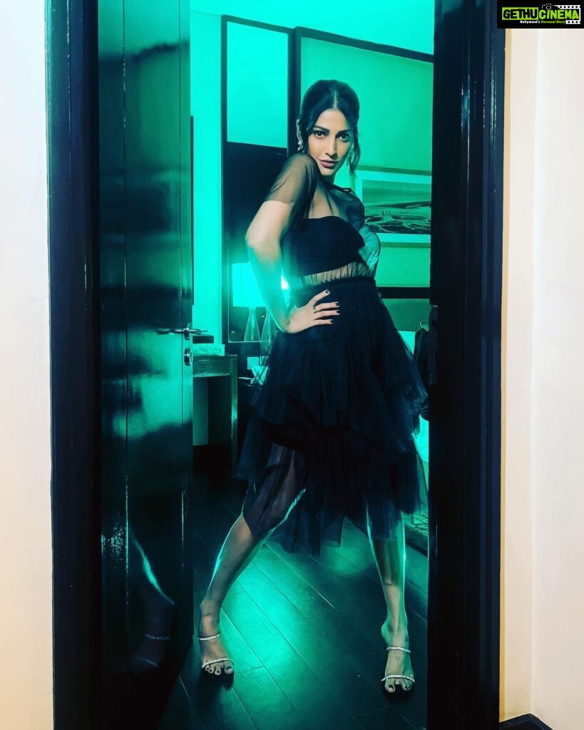 Shruti Haasan Instagram - 🚦🚥🚦 green to go 💚 . . . . Dress @deepikaaroralabel Stylist @neeraja.kona Asst stylist @manogna_gollapudi HMU @prakatwork 📸 @dimensions.dmns