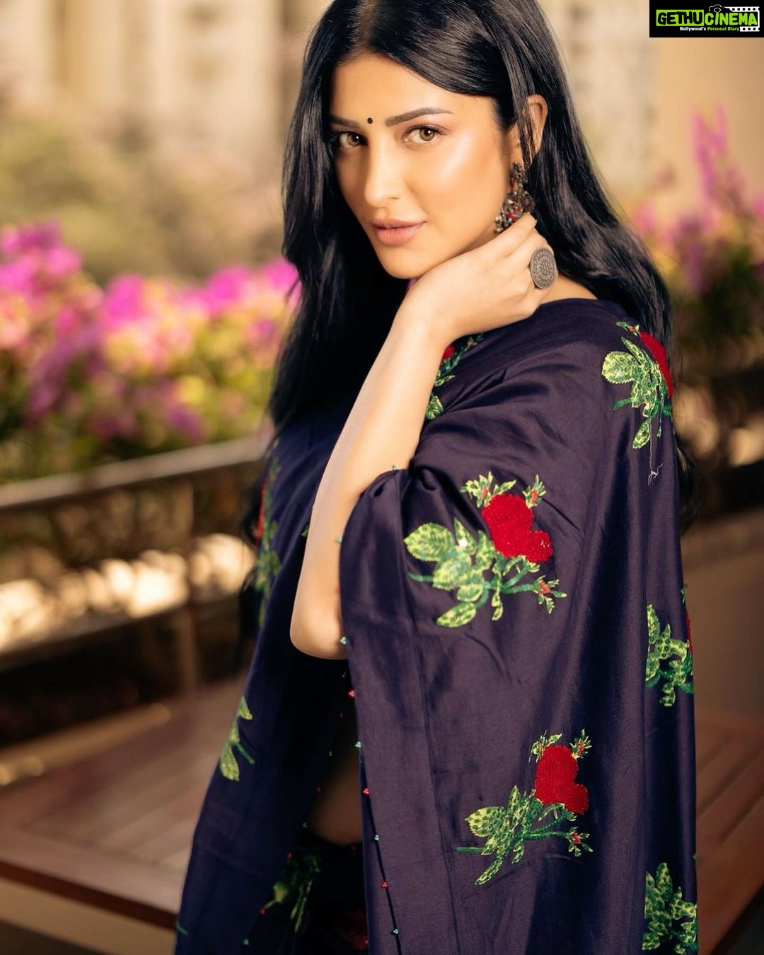 Shruti Haasan - 538.3K Likes - That Chennai girl ā¤ļø
.
.
.
.
Saree @labelearthen
Earrings @amrapalijewels
Stylist @neeraja.kona
Asst stylist @manogna_gollapudi
HMU @prakatwork
šø @parvathamsuhasphotography