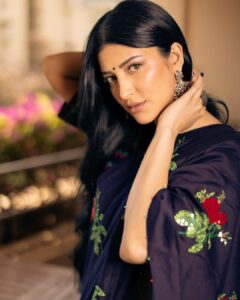 Shruti Haasan Instagram - That Chennai girl ❤️ 
.
.
.
.

Saree @labelearthen

Earrings @amrapalijewels

Stylist @neeraja.kona

Asst stylist @manogna_gollapudi 

HMU @prakatwork 

📸 @parvathamsuhasphotography