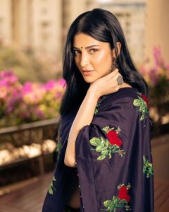 Shruti Haasan Instagram - That Chennai girl ❤️ 
.
.
.
.

Saree @labelearthen

Earrings @amrapalijewels

Stylist @neeraja.kona

Asst stylist @manogna_gollapudi 

HMU @prakatwork 

📸 @parvathamsuhasphotography