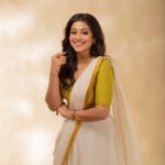 Shruti Ramachandran Instagram – For the 45th Kerala Film Critics Award

Shot by @jibinartist @plan.b.actions 
Styled by @keepitstylish_by_ammu 
@styledbyammu 
Outfit courtesy @pranaahbypoornimaindrajith 
Jewellery courtesy @ttdevassy 
Hair and Make up by @_sapnas_makeover 
Studio : @maxxocreative 
@huwais.majeed