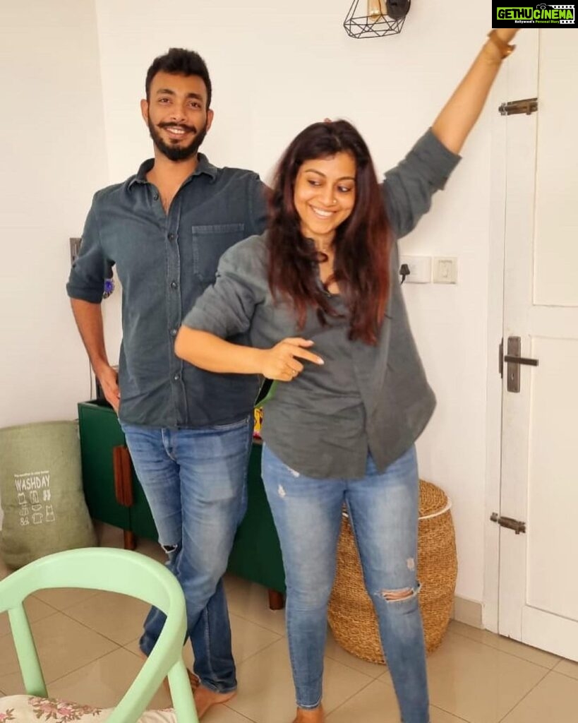 Shruti Ramachandran Instagram - @theprawncis tolerating my existence, captured by @vincentnotvangogh P.S. The twinning was not intentional.