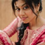 Shruti Ramachandran Instagram - For the promotions of Neeraja. Team 📷 : @sk_abhijith Styling : @keepitstylish_by_ammu @styledbyammu Make up : @rizwan_themakeupboy PR -@Lmaoanshi Wearing- @nehamtaonline Accessories : @aathvya Assisted by @ami_stad________