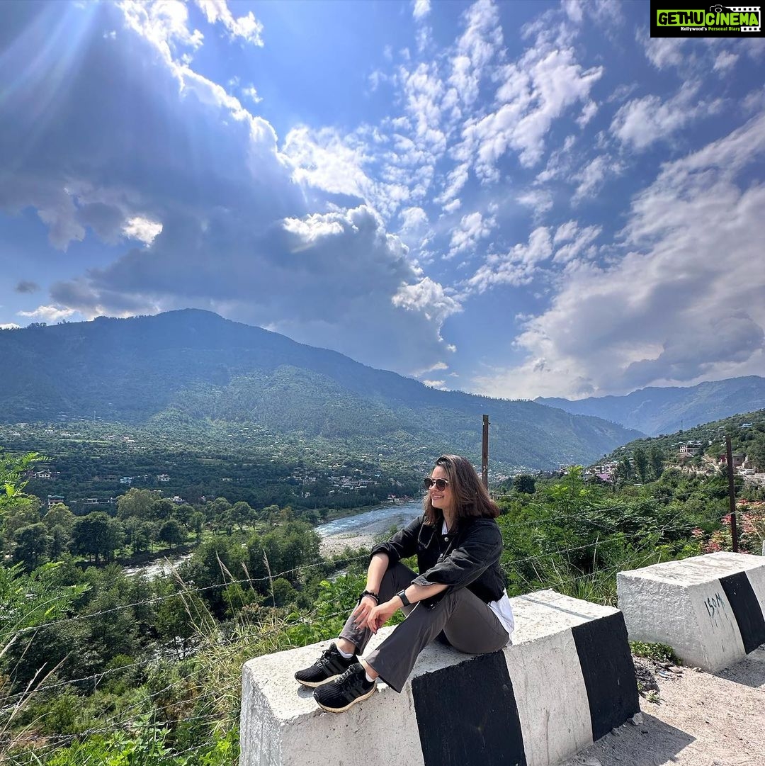Shruti Sodhi Instagram - The blessings of ☁️ + 🌞 + ⛰️ #shrutisodhi #himachal #roadtrip Kullu - कुल्लू, Himachal Pradesh