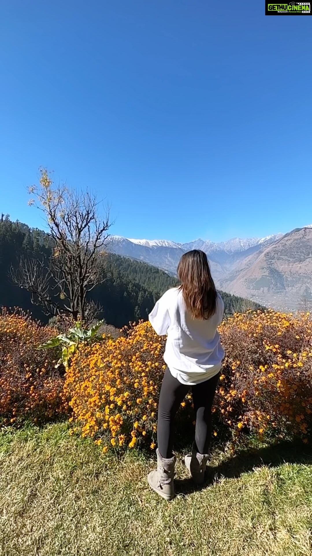 Shruti Sodhi Instagram - Rooh ko jo chhu jaaye wo hi ishq hai Rooh ko jo sukoon de wo hi ishq hai; Ishq waadiyon se bhi hota hai janaab Sirf insaanon se nahi; Insaan jo dil todte hain Waadiyon ka toote huye ko jodna hi ishq hai❤️ -shruti sodhi #shrutisodhi #nature #heals Nirvana Trueliving