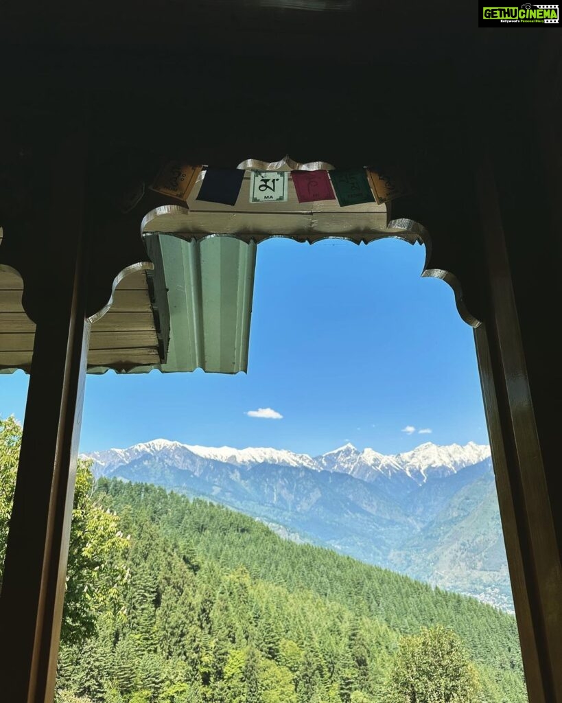 Shruti Sodhi Instagram - It’s my view 🏔 versus your view😉😈 #shrutisodhi #coffeetime #mountains 😍 Nirvana Trueliving