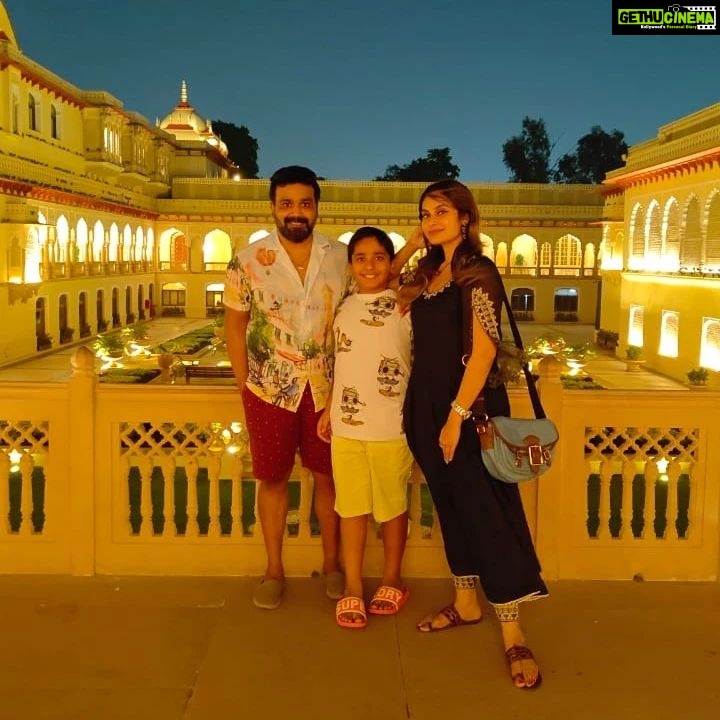Shrutika Instagram - For all what we did and ate in Jaipur chk out our vlog @shrutika arjun on our YouTube channel.. Part 2 shopping vlog on the streets of pink city on its way...😁 #jaipur #jaipurdiaries #travel #family #post #instagood #instaphoto #instapost #instalike #instagram #saree #ethinicwear #pinkcity