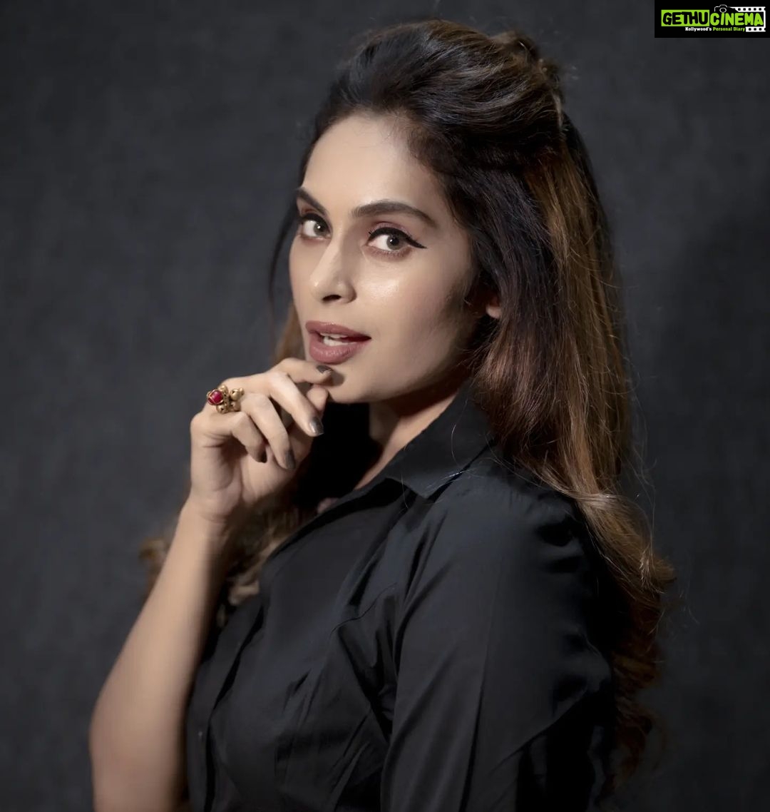 Shrutika Instagram - Costume @malarvikrambridalcouture Photography @prismatic_photography_7 #black #blacklove #vijaytelevision #tamil #television #tv #kpychampions #pose #look #instagram #instagood #pic #picture #photo #shootday #shooting #shoot #instapost