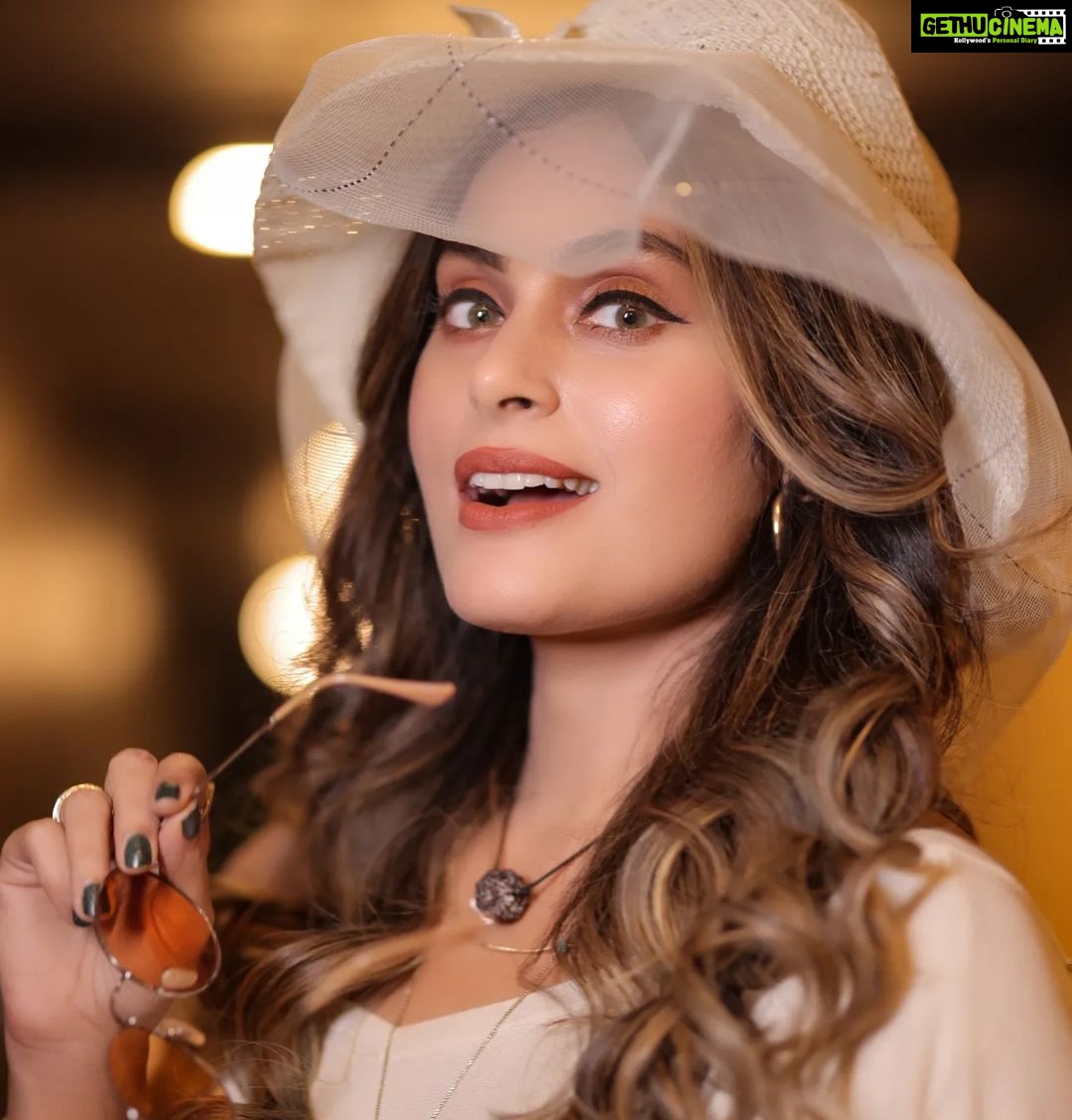 Shrutika Instagram - #pose #pic #picoftheday #camera #roll #action #cap #hawaii #look #vijaytelevision #television #vijaytv #kpychampions #instagram #instagood #coolers #cool #gogles #orange #shades #love #theme #spreadpositivity