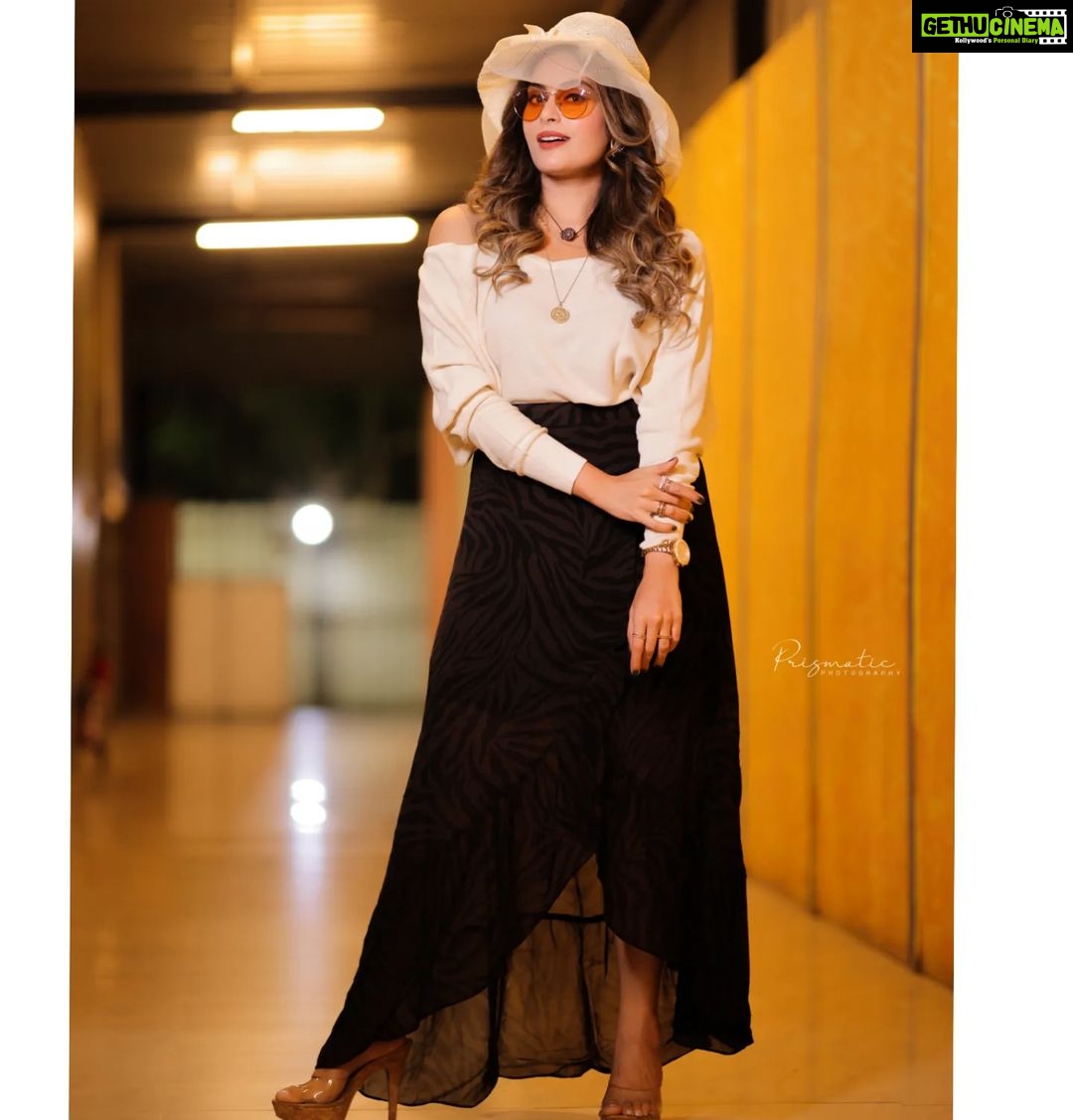 Shrutika Instagram - #pose #pic #picoftheday #camera #roll #action #cap #hawaii #look #vijaytelevision #television #vijaytv #kpychampions #instagram #instagood #coolers #cool #gogles #orange #shades #love #theme #spreadpositivity