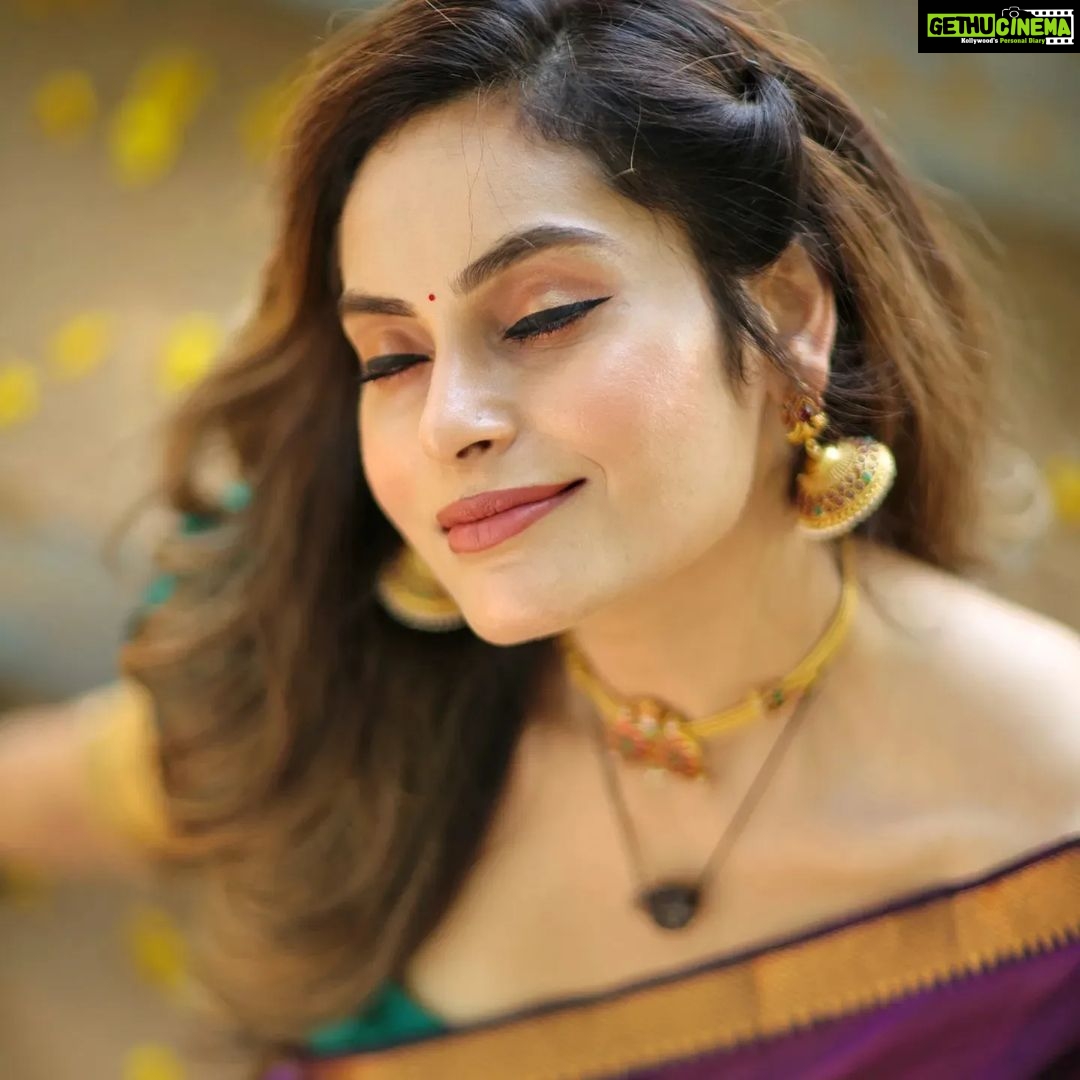 Shrutika Instagram - Yen Iniya tamizh puthandu nal vazhthukkal🙏 #tamilnewyear #tamizhputhandu #tamil #kpychampions #vijaytv #vijaytelevision #jewelry #saree #indianwear #traditionalwear #wishes #prosperity #happynewyear #picoftheday #pictures #instagood #instagram #instapost