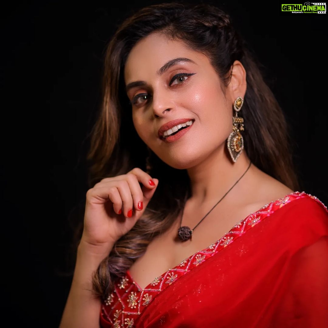 Shrutika Instagram - Costume @studio149 Photography @prismatic_photography_7 Jewelry @pradejewels #kpychampions4 #vijaytelevision #tamilshow #tamil #comedy #comedyshow #pictureoftheday #instapost #instagram #saree #red #love #laugh #happiness