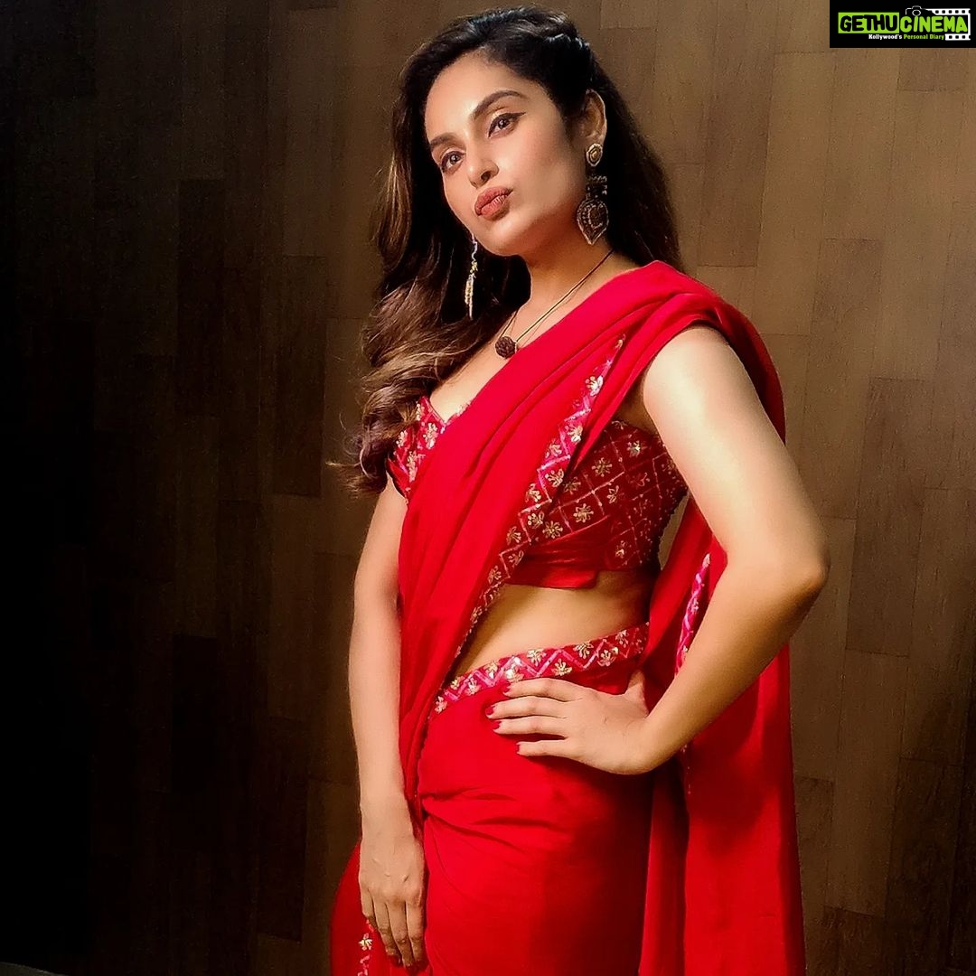 Shrutika Instagram - Costume @studio149 Photography @prismatic_photography_7 Jewelry @pradejewels #kpychampions4 #vijaytelevision #tamilshow #tamil #comedy #comedyshow #pictureoftheday #instapost #instagram #saree #red #love #laugh #happiness