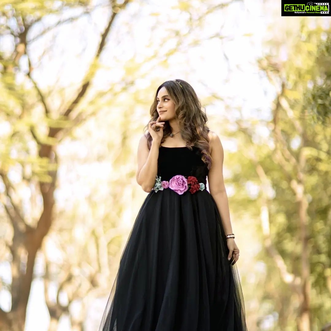 Shrutika Instagram - Pleasure to shoot for our launch episode #kpychampions4 which was telecasted @vijaytelevision today! Thank u people for all the support and love😍😍😍 ..u have always been my pillar of strength and support.thank u for being there for me ...🥰😍 to my most supportive insta family🫠 Watch out for more every Sundays at 1.30 noon! Wonderful team and a great boss to direct us @director_thomson_vijaytv Photography @dhanush__photography Costume @sruthikannathofficial Hairstyling @itsmahi_thapa Postwork @shot_by_panneer #kpychampions4 #comedy #comedyshow #tamil #television #vijaytv #laugh #laughter #shoot #love #happiness #feelings #spreadlove