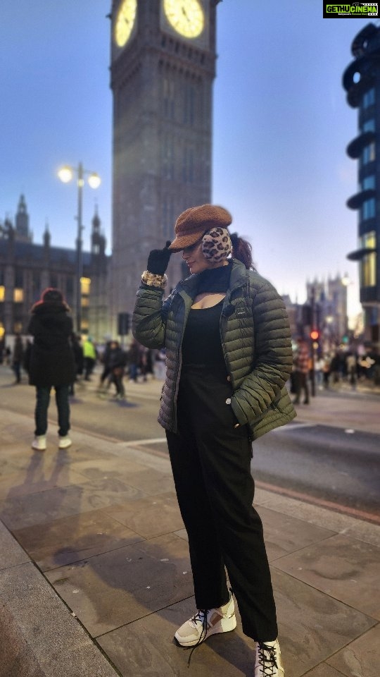 Shrutika Instagram - Dancing on the streets of London with all that kuluru 😂! Step inspiration = @darshan_offl😀 #reelsfeelit #londondiaries #london #londonlife #londoneye🎡 #towerbridge #reels #india #instagram #dance #dancebabydance #live #love #laugh #spreadjoy