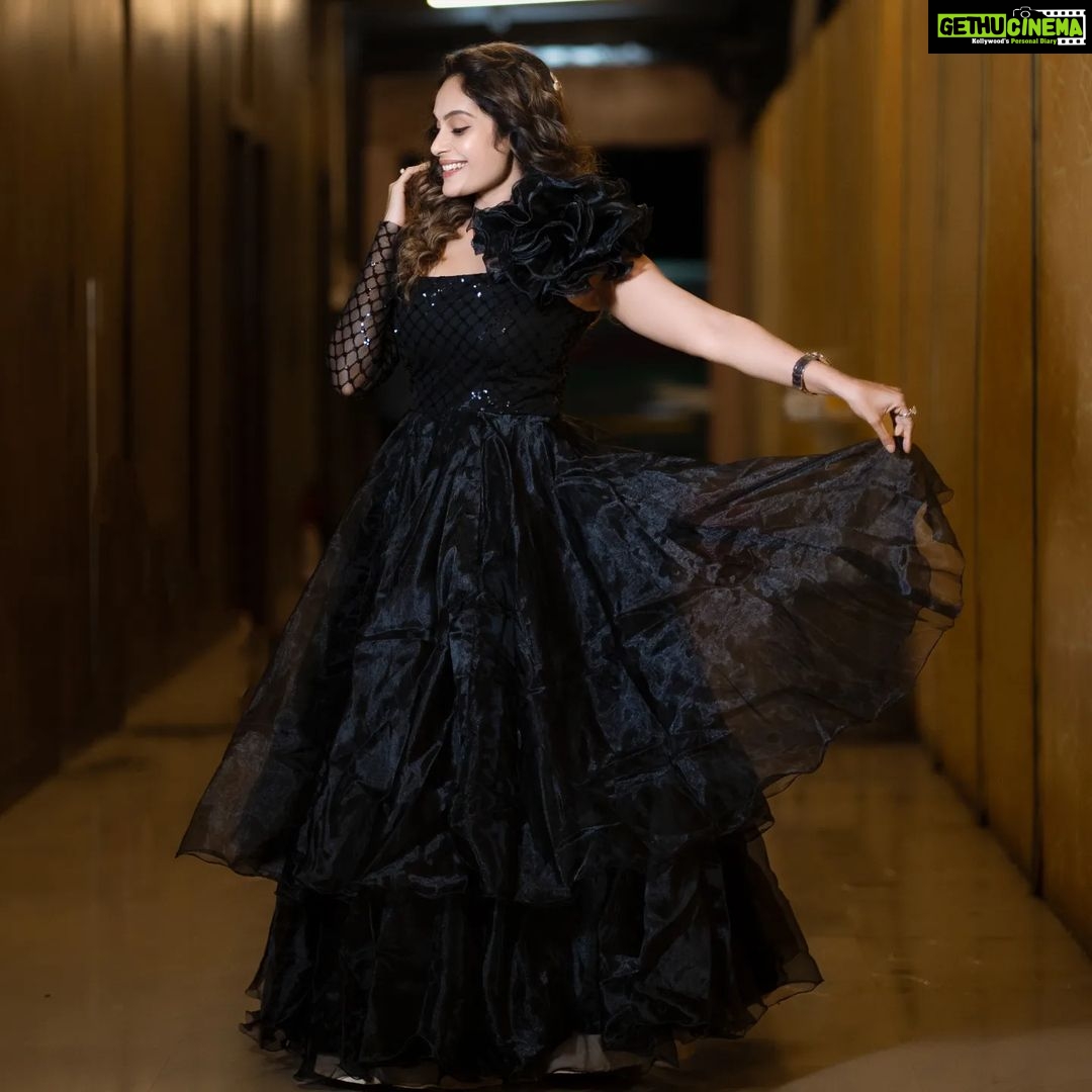 Shrutika Instagram - Photography @capture_crew_photo_graphy Costume @styl_chennai Hair @vama_moirangthem #black #dress #vijaytelevision #tamil #realityshow #insta #instafashion #pic #picoftheday #pose #smile #spreadpositivity #instagood