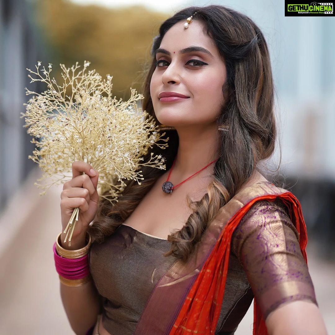Shrutika Instagram - #startmusicreloaded @vijaytelevision Photo @sinty_boy Postwork @shot_by_panneer #traditionalwear #indianwear #indianethinicwear #poses #pictures #instagram #instafamily #instapicture #picoftheday #spreadpositivity #vijaytelevision #navratri #puja #love