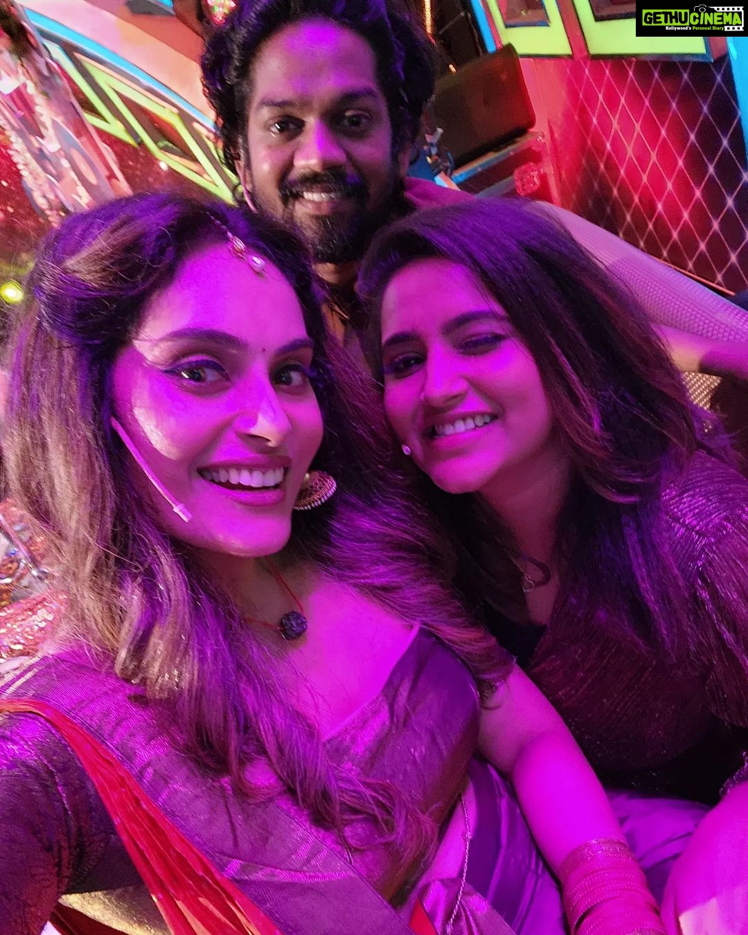 Shrutika Instagram - Had super fun shooting with this super duper fun team #startmusicreloaded Ayudha Pooja spl! #ayudhapooja #startmusic #vijaytv #funpeople #funny #gameshow #tamil #realityshow #love #fun #entertainment #television #insta #instagram #instagood #instapicture #instafamily