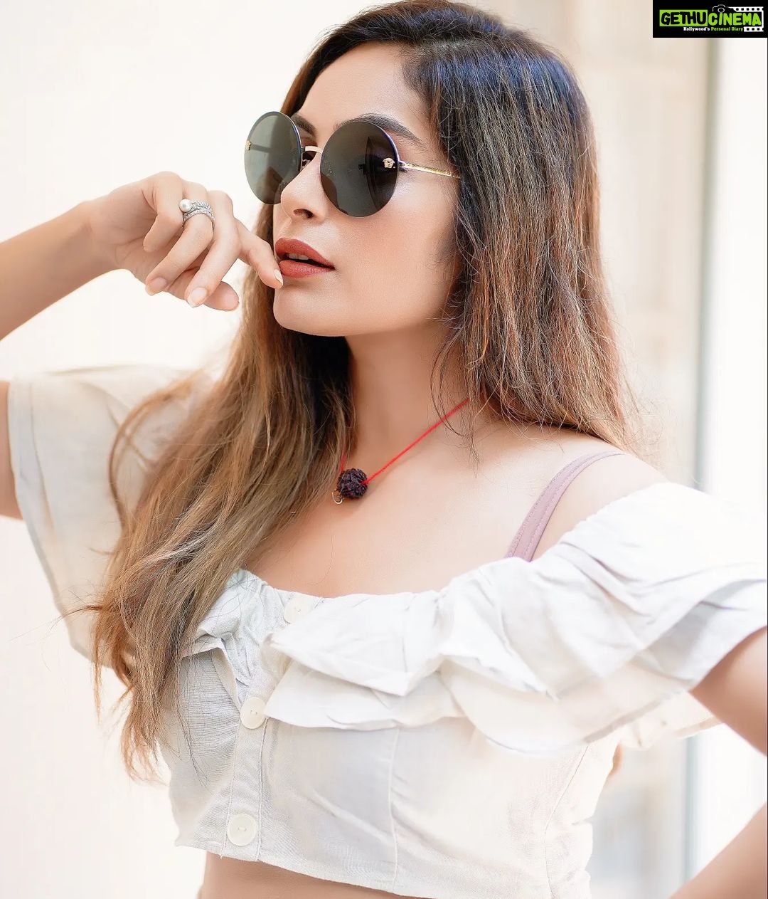 Shrutika Instagram - Pic courtesy @sinty_boy @shot_by_panneer #insta #instagood #instamood #instapicture #instagram #instafashion #dress #dressupday #smile #happiness #spreadpositivity #spreadjoy #shades #cool #calm #pose #smile #photooftheday #vijaytelevision #cwc19 #cookuwithcomali