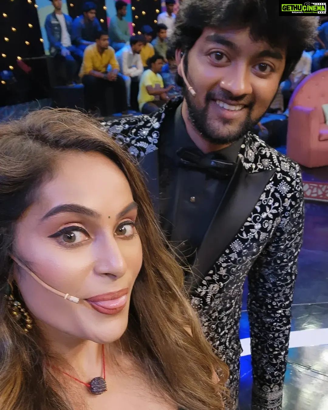 Shrutika Instagram - Lots of laughter @rajuveetlaparty Tomorrow 9.30 pm! @vijaytelevision @raju_jeyamohan #funpeople #happiness #live #laugh #joy #spreadpositivity #spreadjoy #spreadlove #tamil #television #roast #show #instagood #instagram #instapicture