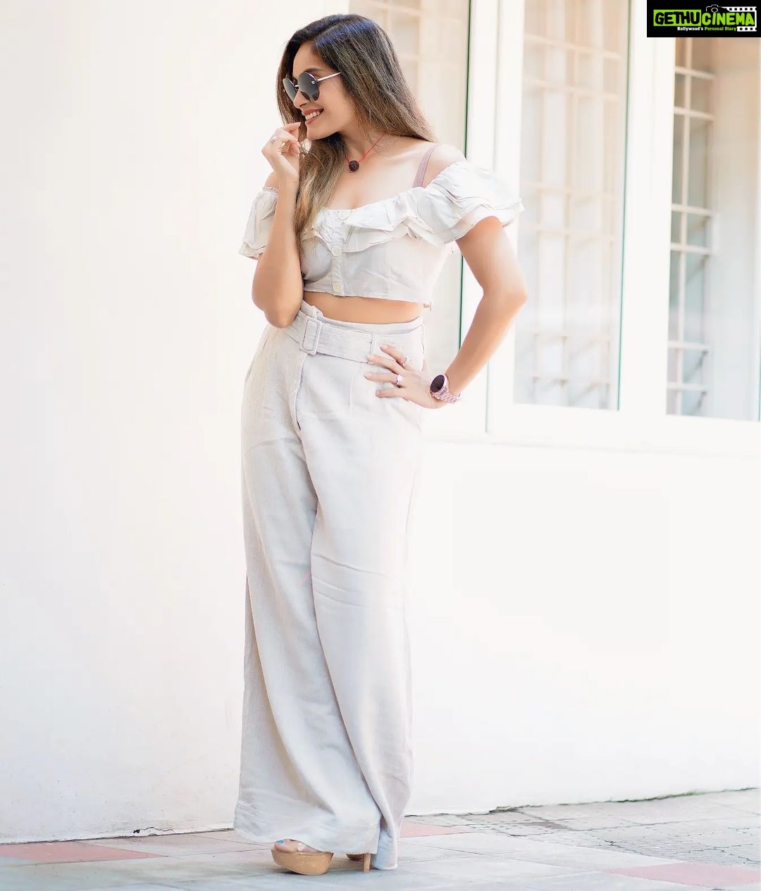 Shrutika Instagram - Pic courtesy @sinty_boy @shot_by_panneer #insta #instagood #instamood #instapicture #instagram #instafashion #dress #dressupday #smile #happiness #spreadpositivity #spreadjoy #shades #cool #calm #pose #smile #photooftheday #vijaytelevision #cwc19 #cookuwithcomali