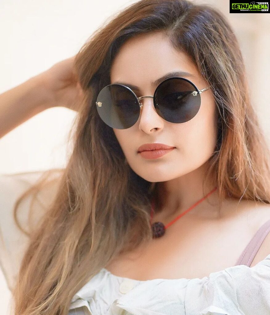 Shrutika Instagram - Pic courtesy @sinty_boy @shot_by_panneer #insta #instagood #instamood #instapicture #instagram #instafashion #dress #dressupday #smile #happiness #spreadpositivity #spreadjoy #shades #cool #calm #pose #smile #photooftheday #vijaytelevision #cwc19 #cookuwithcomali