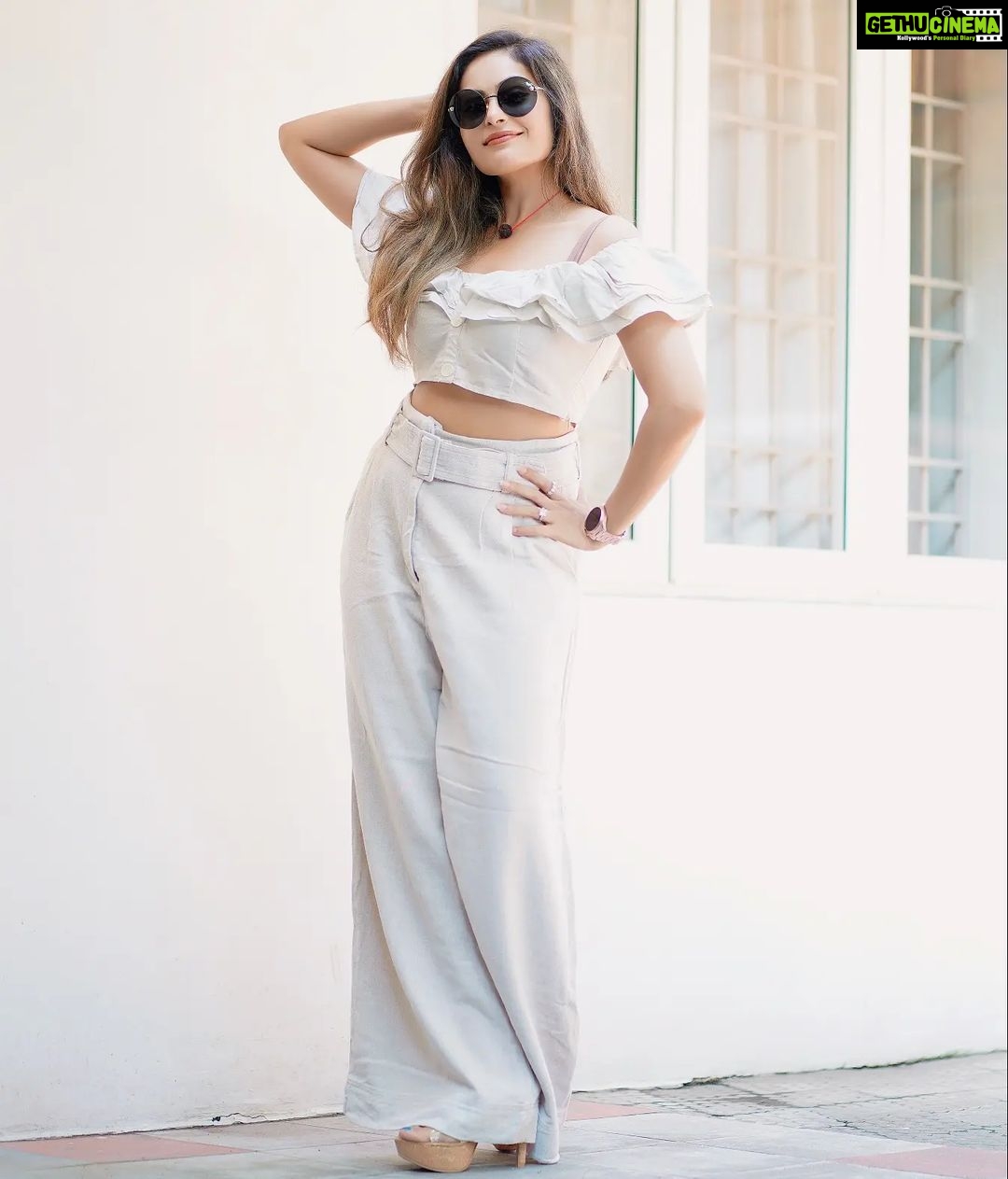 Shrutika Instagram - Pic courtesy @sinty_boy @shot_by_panneer #insta #instagood #instamood #instapicture #instagram #instafashion #dress #dressupday #smile #happiness #spreadpositivity #spreadjoy #shades #cool #calm #pose #smile #photooftheday #vijaytelevision #cwc19 #cookuwithcomali