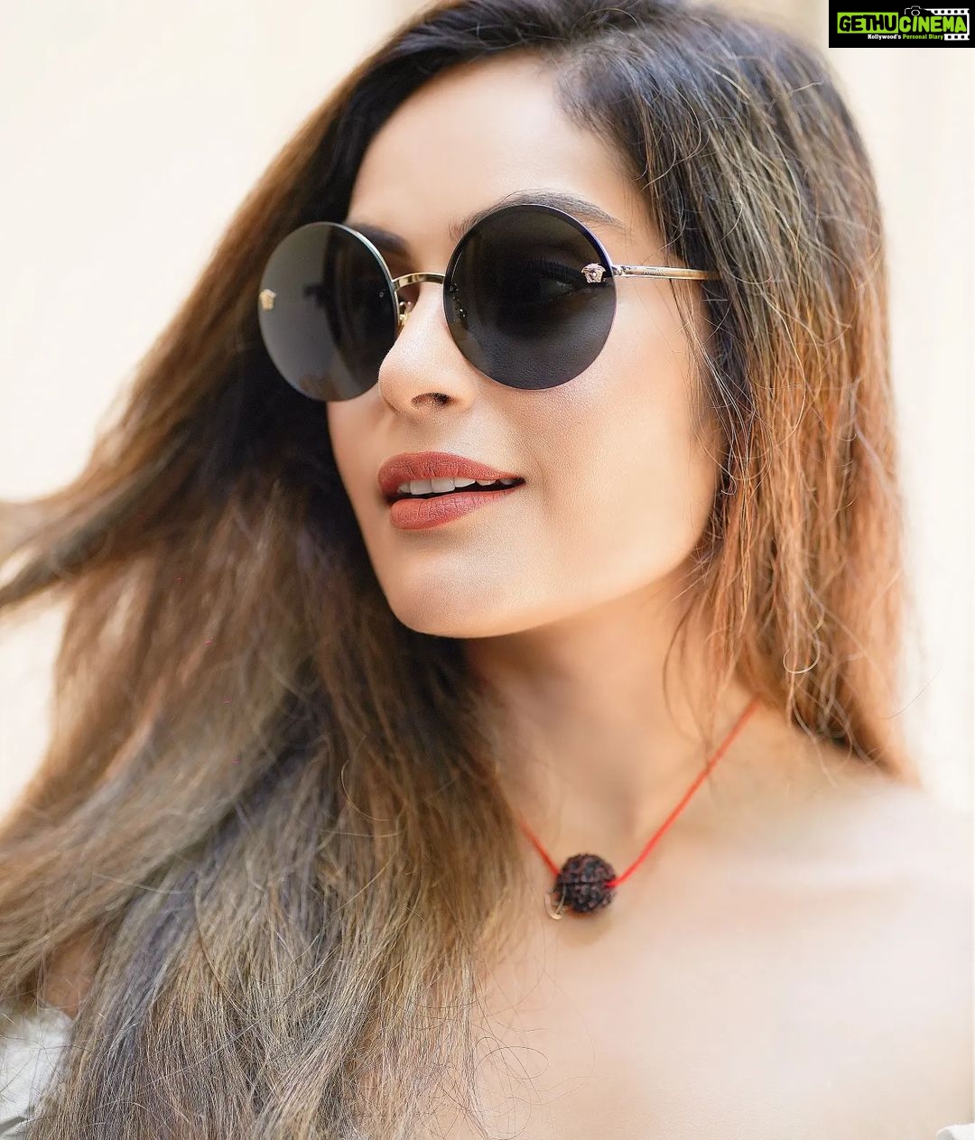 Shrutika Instagram - Pic courtesy @sinty_boy @shot_by_panneer #insta #instagood #instamood #instapicture #instagram #instafashion #dress #dressupday #smile #happiness #spreadpositivity #spreadjoy #shades #cool #calm #pose #smile #photooftheday #vijaytelevision #cwc19 #cookuwithcomali