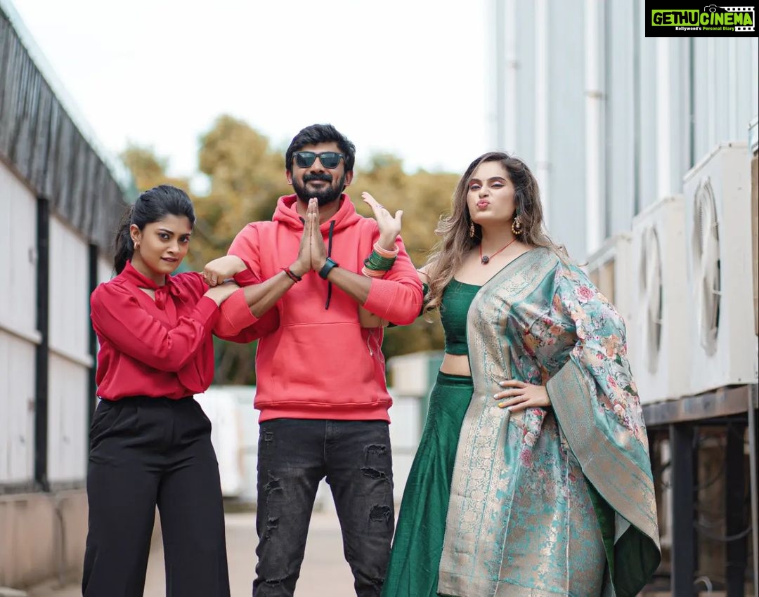 Shrutika Instagram - With my favourites😍 Photography @sinty_boy Postwork @shot_by_panneer Make up @artistrybyolivia Hair @vama_moirangthem Styling @shrutika_arjun @vijaytelevision #television #specialguest #reality #realityshow #fun #funpeople #instagood #insta #instalike #instagram #picture #instapicture