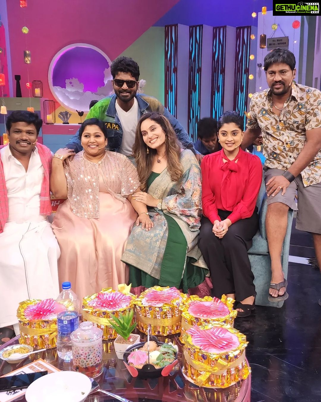 Shrutika Instagram - Lots of laughter @rajuveetlaparty Tomorrow 9.30 pm! @vijaytelevision @raju_jeyamohan #funpeople #happiness #live #laugh #joy #spreadpositivity #spreadjoy #spreadlove #tamil #television #roast #show #instagood #instagram #instapicture