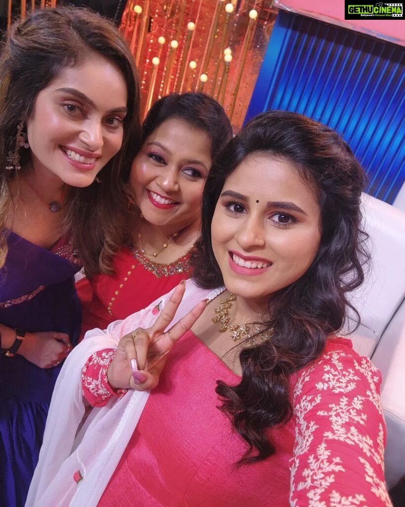 Shrutika Instagram - With the Most favourite 😍 #kpyfinale @vijaytelevision #television #specialguest #reality #realityshow #fun #funpeople #instagood #insta #instalike #instagram #picture #instapic